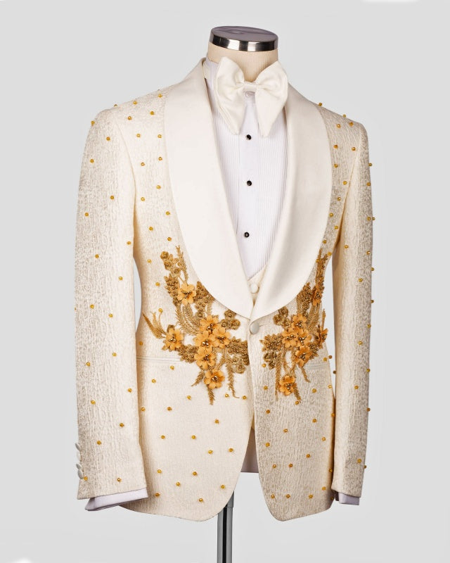 Glamorous Off-white Shawl Lapel 3 Pieces Jacquard Prom Suits With Gold Beading