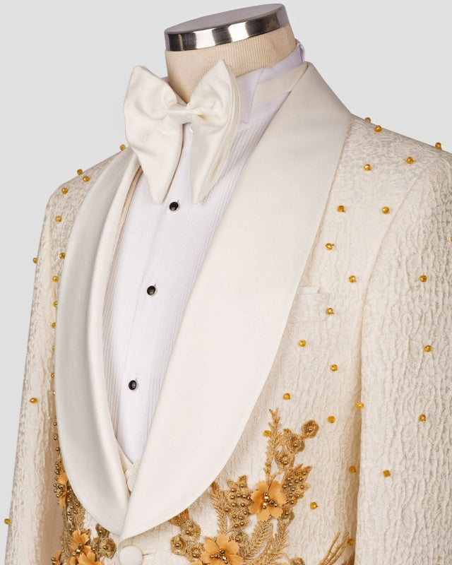 Glamorous Off-white Shawl Lapel 3 Pieces Jacquard Prom Suits With Gold Beading