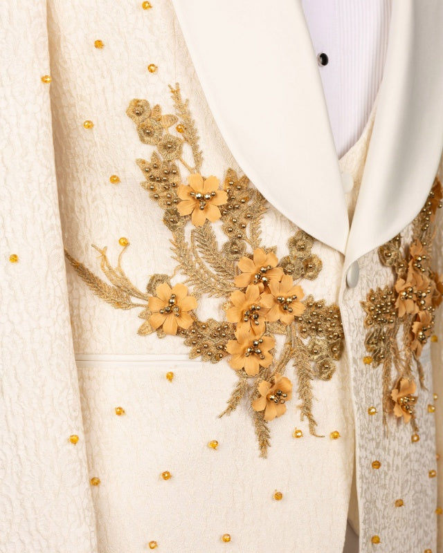 Glamorous Off-white Shawl Lapel 3 Pieces Jacquard Prom Suits With Gold Beading