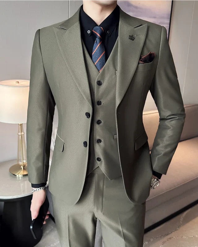 Adonis Green Peaked Lapel Three Pieces Men Suits