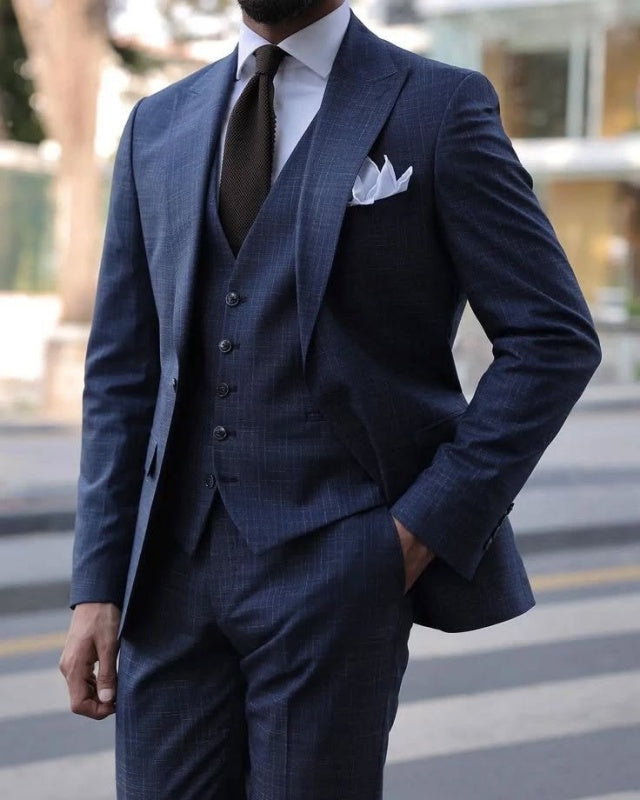 Chic Dark Navy 3 Pieces Peaked Lapel Business Suits With Vest