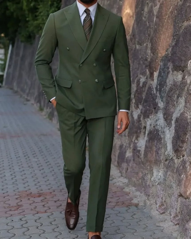 Chic Dark Green Peaked Lapel Double Breasted Prom Suits