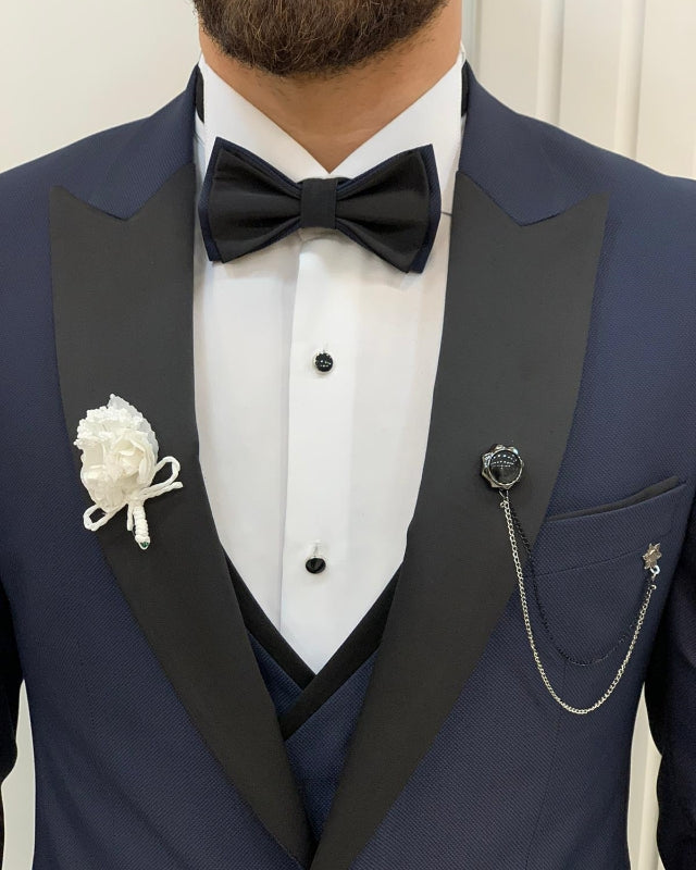Chic Dark Navy Close Fitting Three Pieces Peaked Lapel Business Men Suits