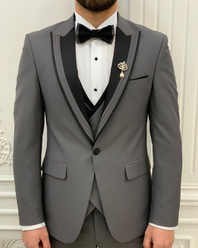 Chic Gray Best Fitting Three Pieces Peaked Lapel Business Men Suits