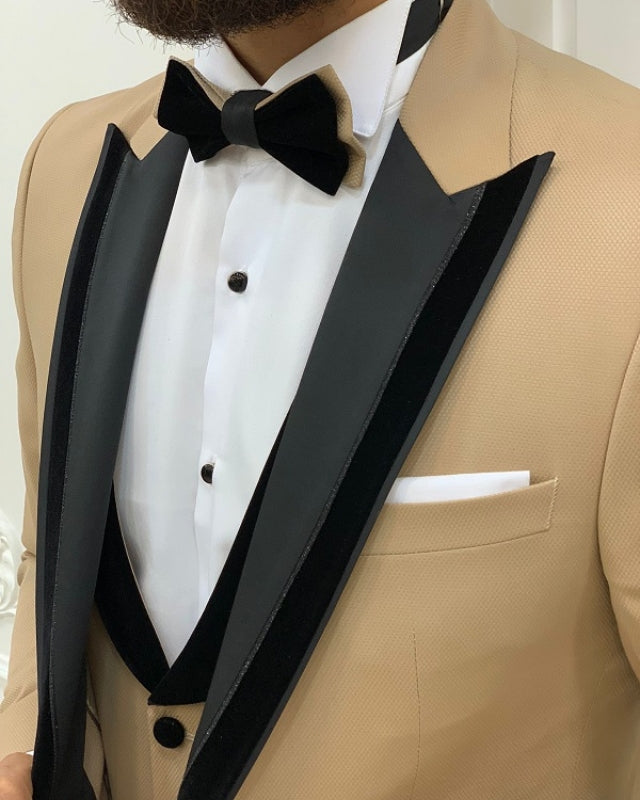 Fashion Khaki Close Fitting Three Pieces Peaked Lapel Prom Men Suits