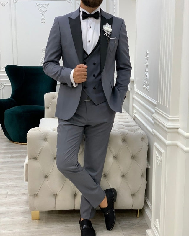 Chic Gray Best Fitting Three Pieces Peaked Lapel Prom Men Suits