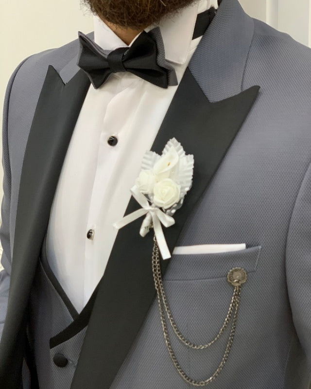 Chic Gray Best Fitting Three Pieces Peaked Lapel Prom Men Suits