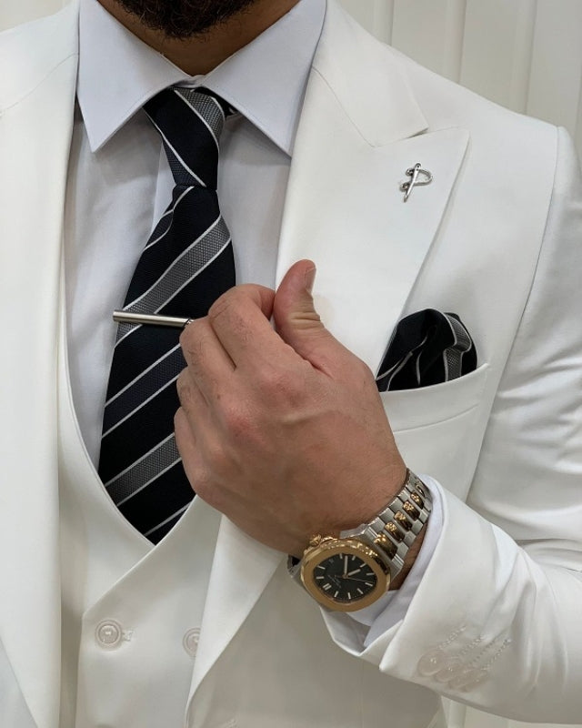 Chic Withe Close Fitting Three Pieces Peaked Lapel Wedding Men Suits