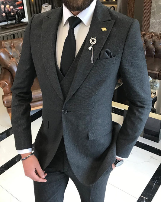 Chic Black Close Fitting Three Pieces Peaked Lapel Men Suits For Business