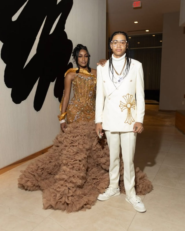 Stylish Off-white Best Fitted Prom Suits With Appliques