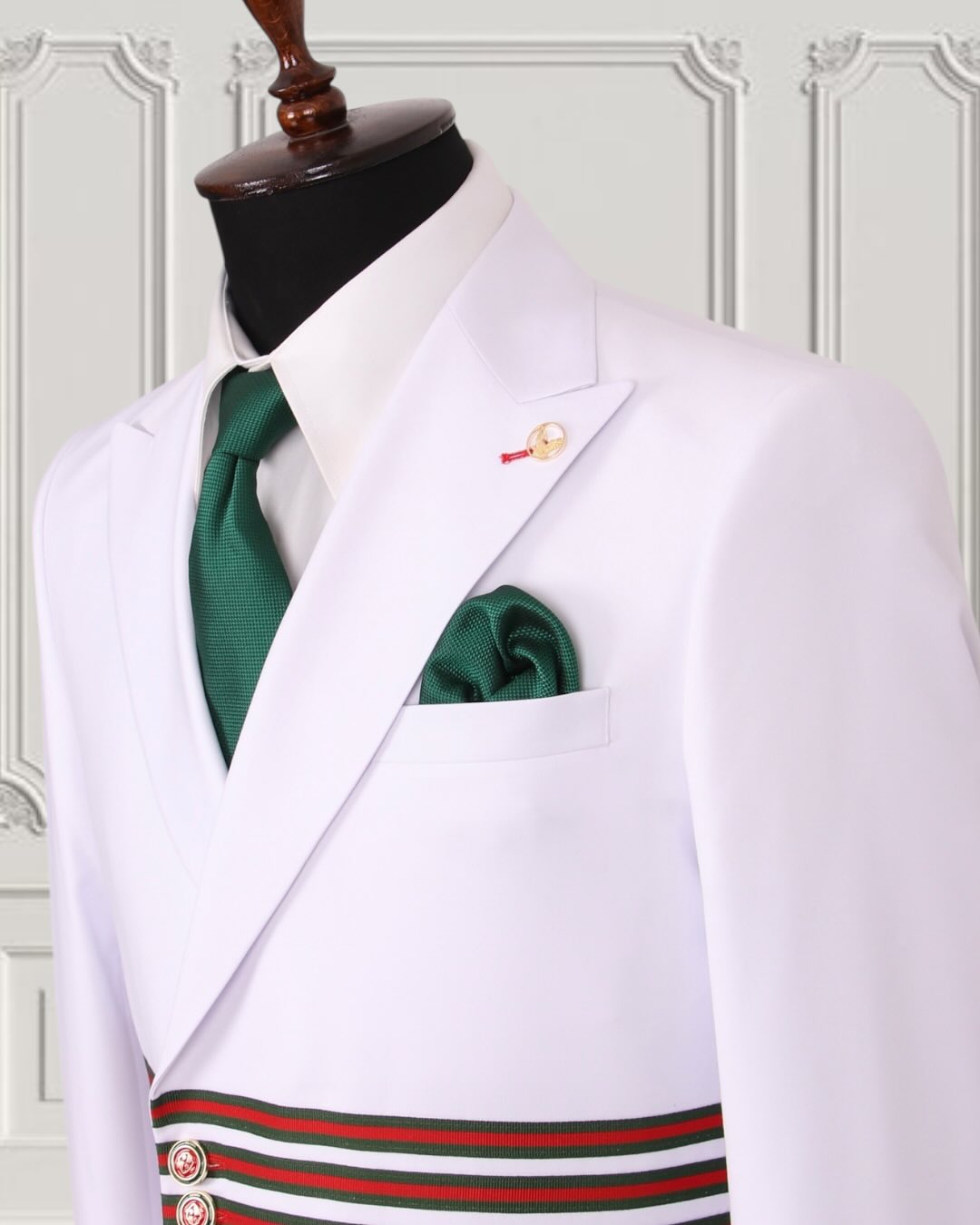 Newest White Peaked Lapel Close Fitting Prom Suits With Webbing