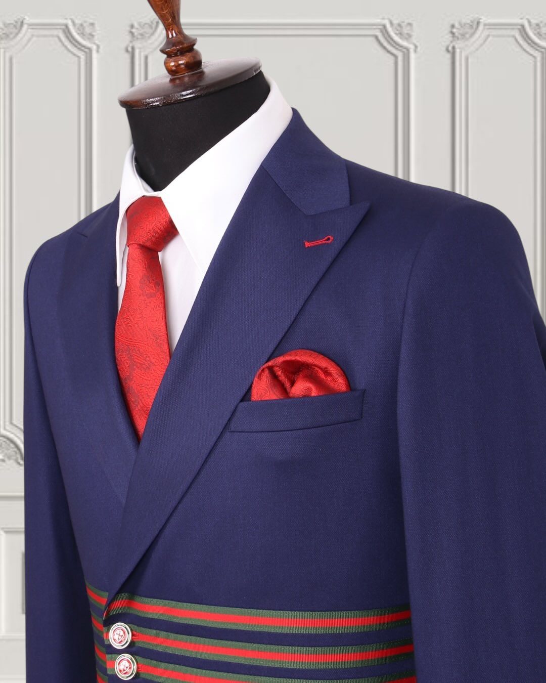 Chic Dark Blue Peaked Lapel Best Fitted Prom Suits With Webbing