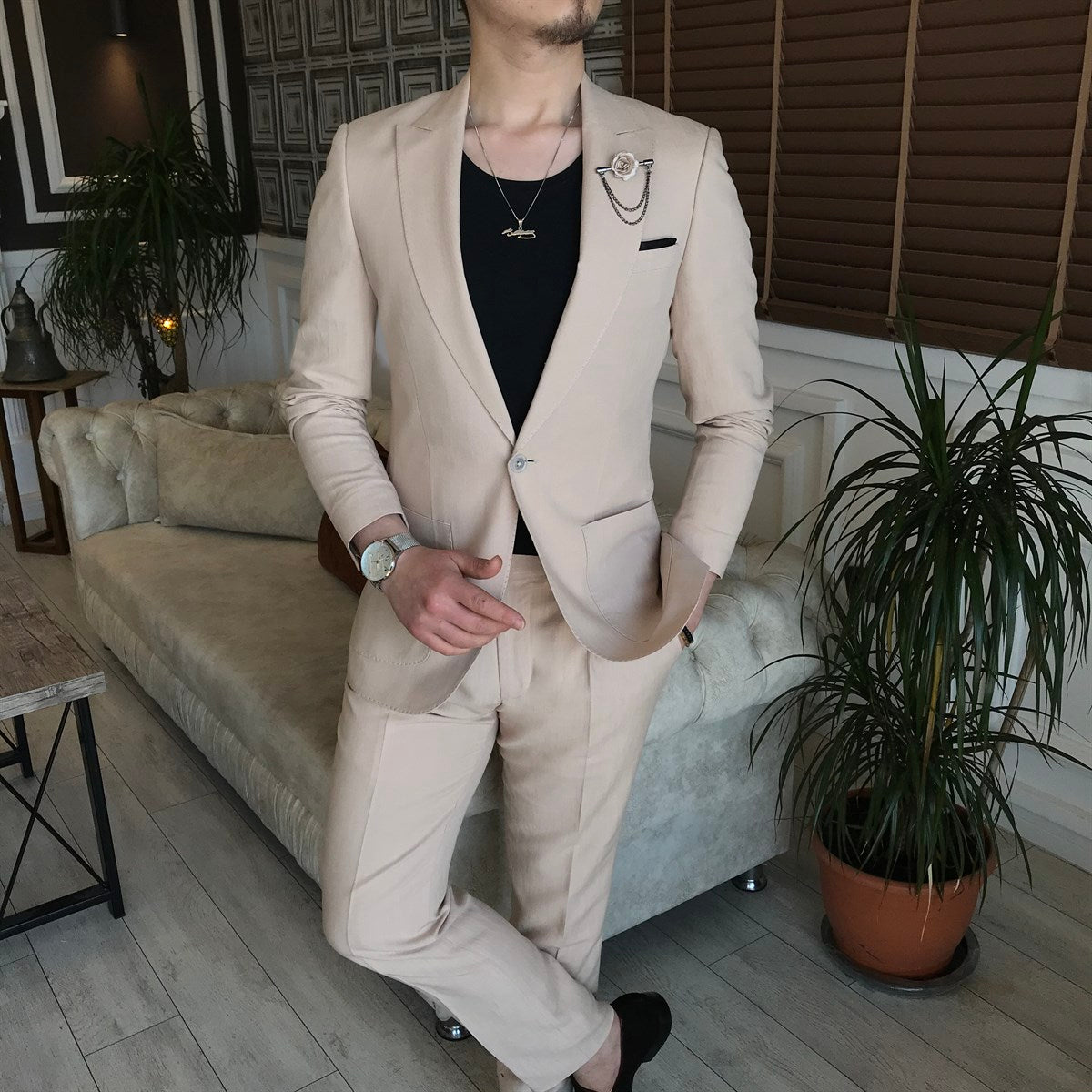 Champagne Close Fitting Fashion Peaked Lapel Prom Men Suit