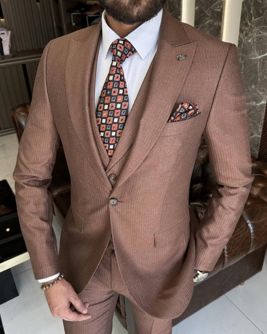 August Classic Brown Peaked Lapel Three Pieces Business Suits