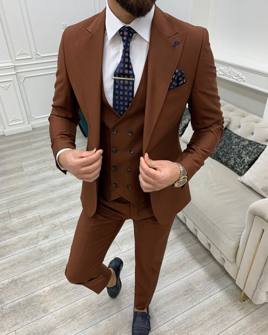 Modern Brown Close Fitting Three Pieces Peaked Lapel Prom Men Suits