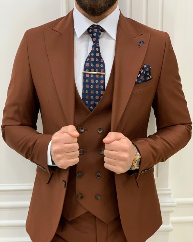 Modern Brown Close Fitting Three Pieces Peaked Lapel Prom Men Suits