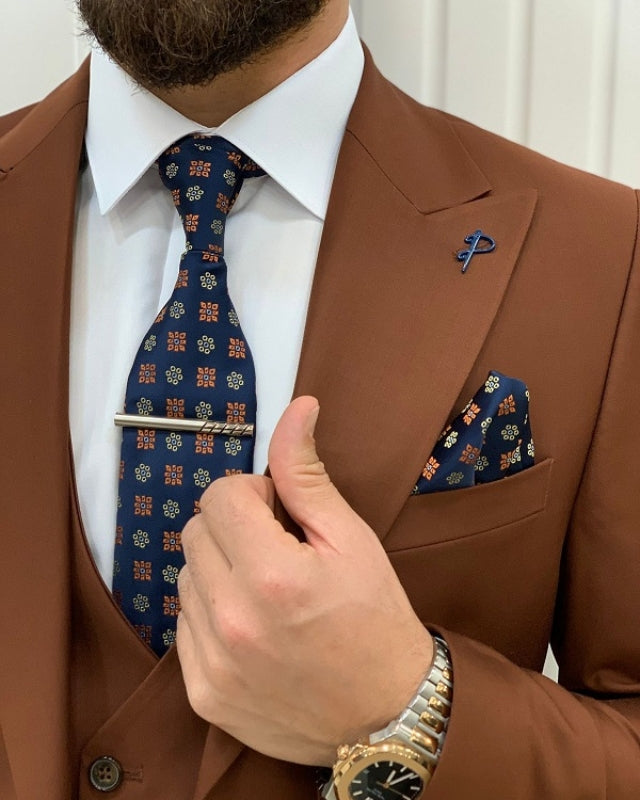 Modern Brown Close Fitting Three Pieces Peaked Lapel Prom Men Suits